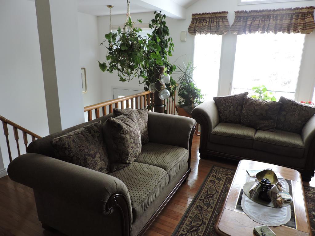Tucked Inn The Harbour B&B Victoria Harbour Exterior foto