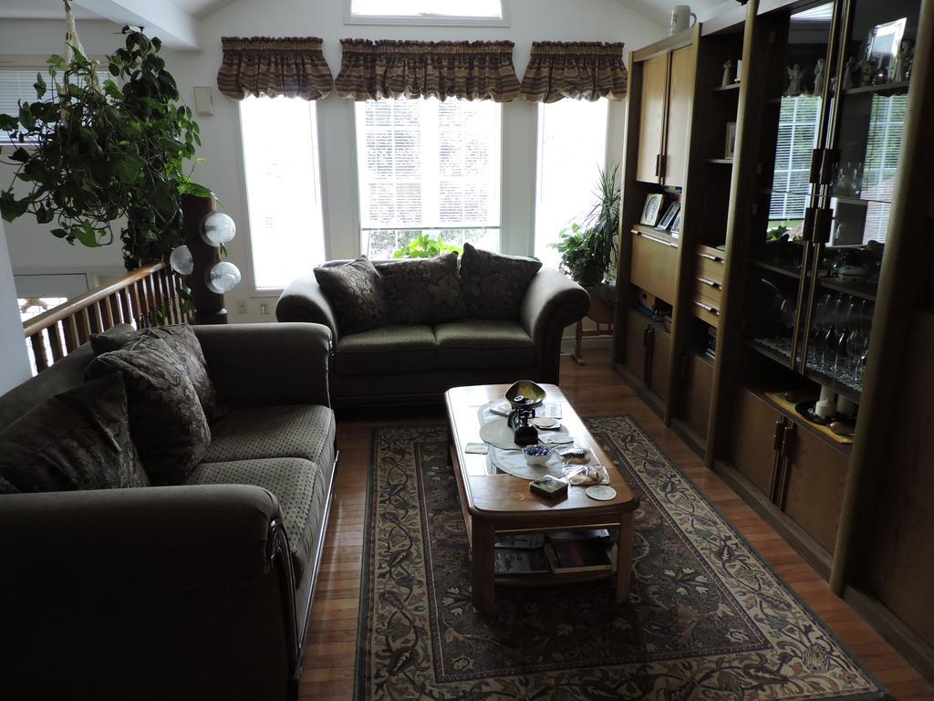 Tucked Inn The Harbour B&B Victoria Harbour Exterior foto