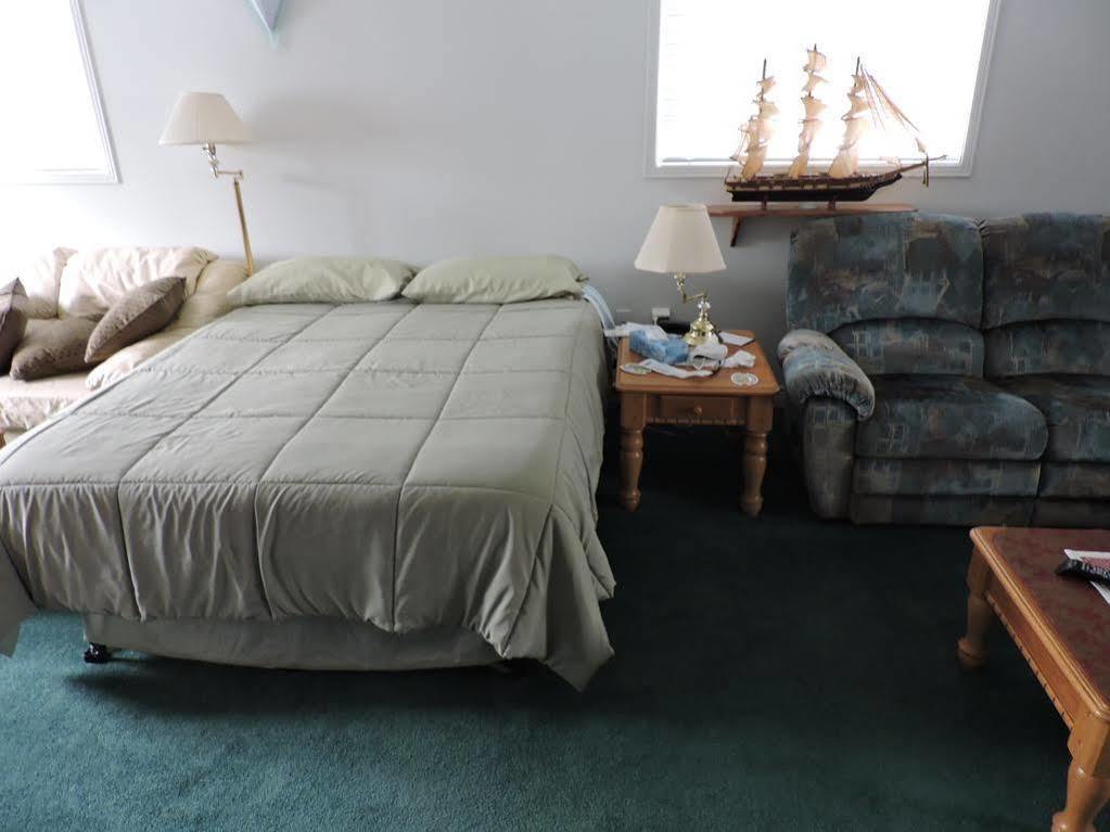 Tucked Inn The Harbour B&B Victoria Harbour Exterior foto